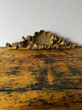 Ornate Gold Gilded Decorative Crest